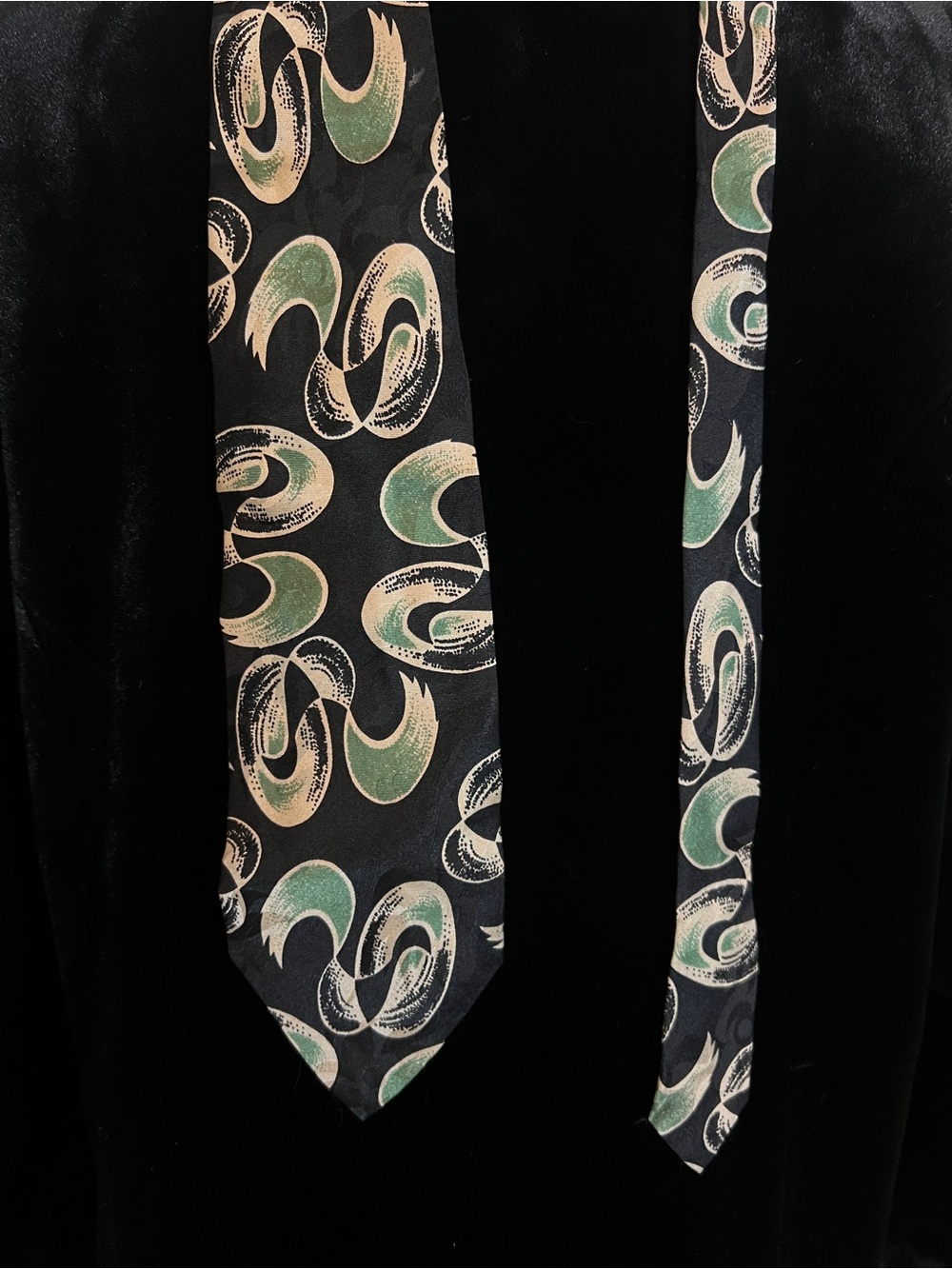 Modules VTG Abstract Graphic Silk Necktie – Made in Japan – Sage & Emerald